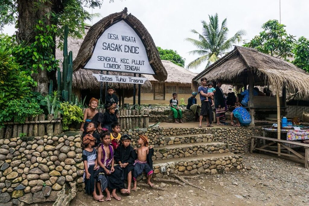 Aktivitas wisata di Desa Ende