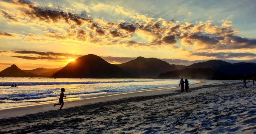Pantai Mawi untuk sunset