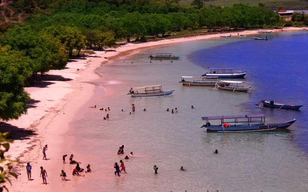waktu terbaik ke Pantai Pink