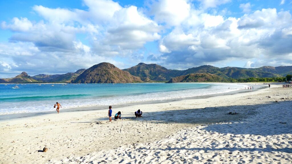 wisata Pantai Selong Belanak