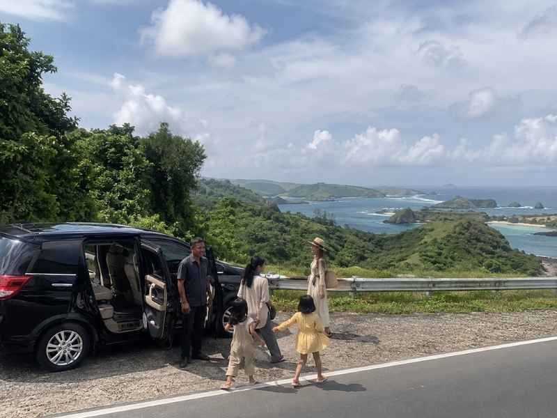 Mobil private untuk rute wisata keluarga di kawasan Mandalika Lombok