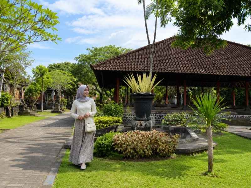 Pengunjung menikmati fasilitas di Taman Narmada dekat Bale Loji dan taman hijau