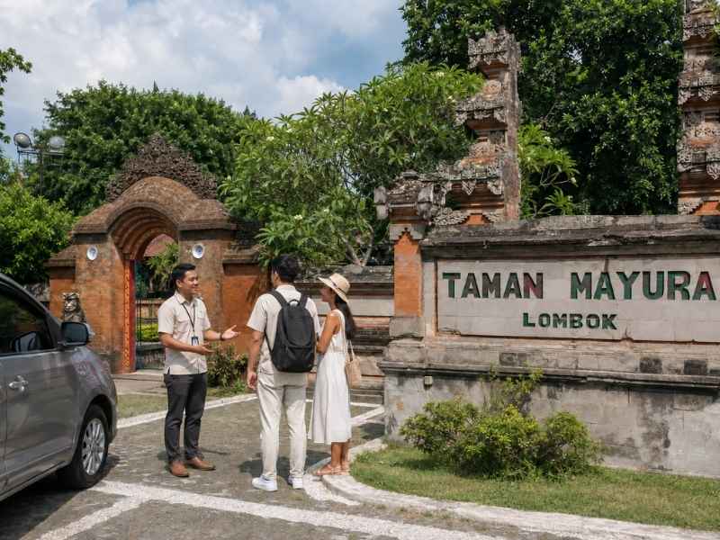 Tiket masuk Taman Mayura Lombok dengan gerbang berornamen tradisional