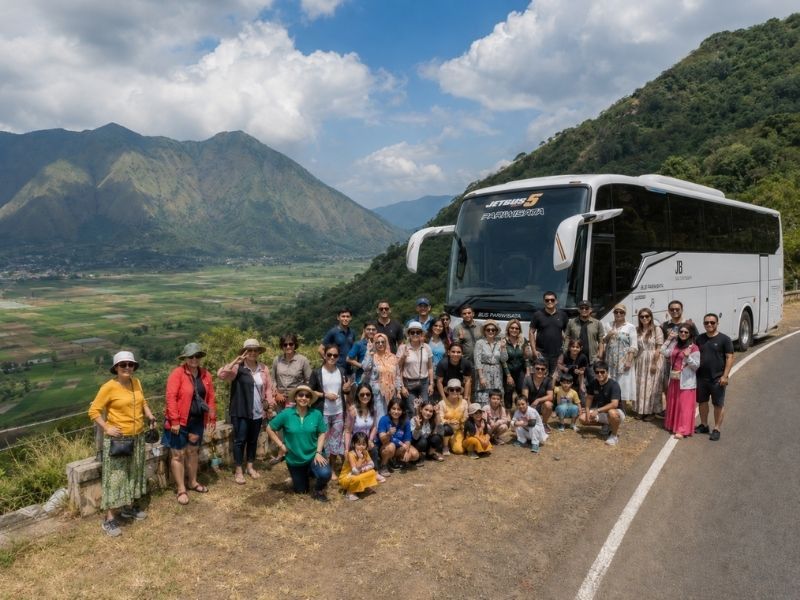 berapa kapasitas bus wisata di Lombok