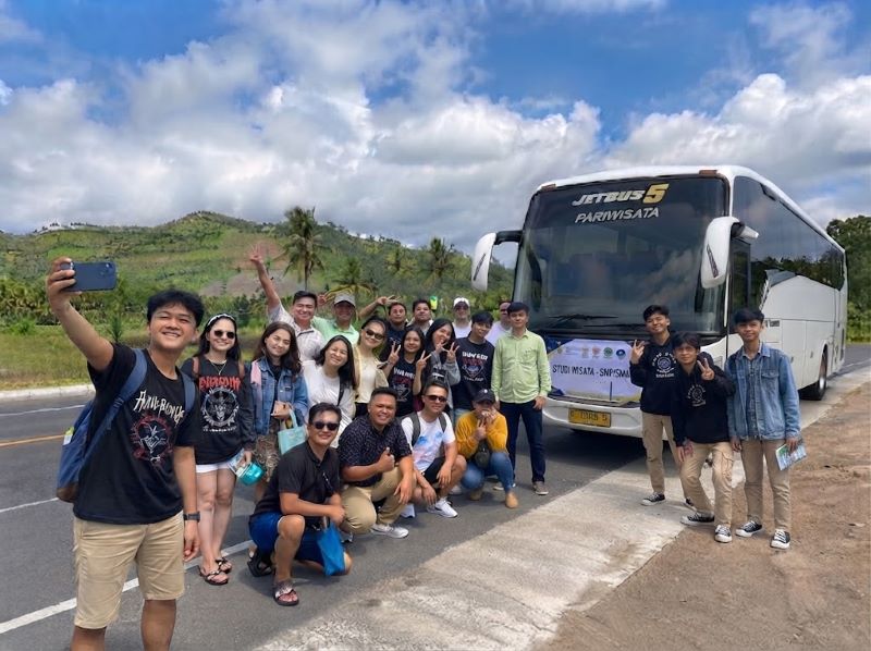 bus sekolah dalam perjalanan wisata menuju kawasan Lombok