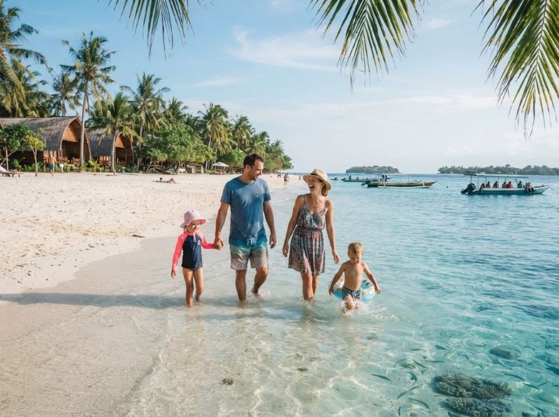 keluarga berlibur di Gili Meno