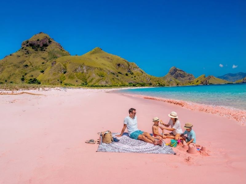 keluarga berwisata di Pantai Pink