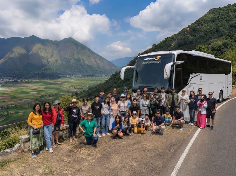 medium bus untuk perjalanan study tour di Lombok