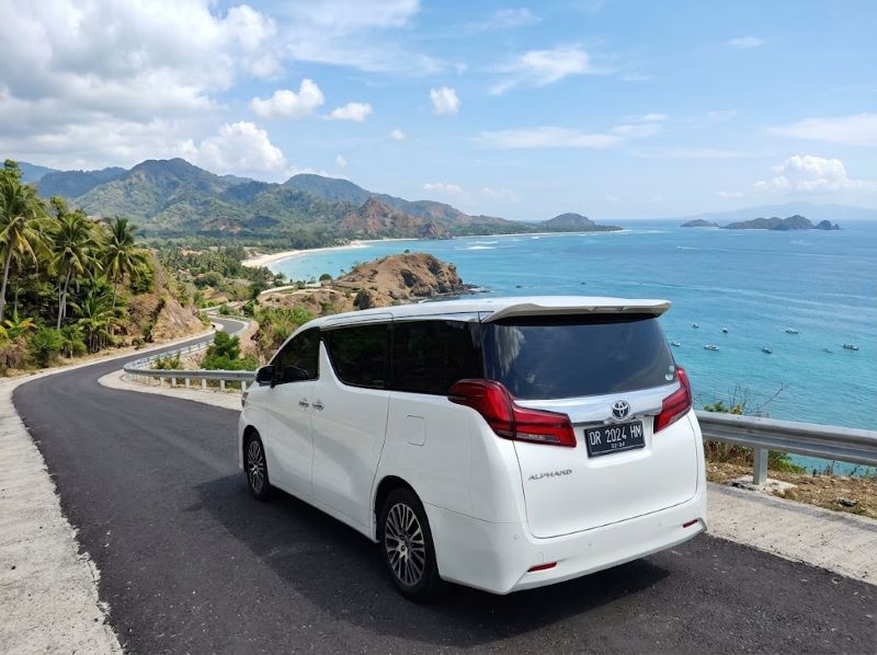 Alphard untuk honeymoon di Lombok bersama driver lokal
