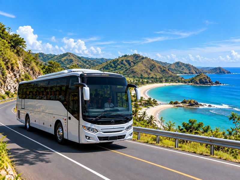 Bus wisata membawa rombongan menuju pantai di Lombok