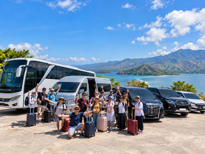 Kendaraan rombongan untuk perjalanan wisata di Lombok Timur