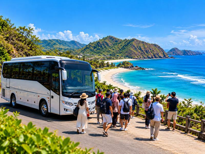 Medium bus untuk perjalanan wisata pantai bersama rombongan 