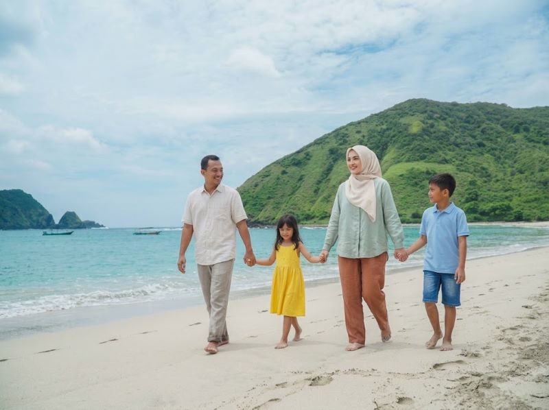Paket wisata Pantai Mawun untuk keluarga
