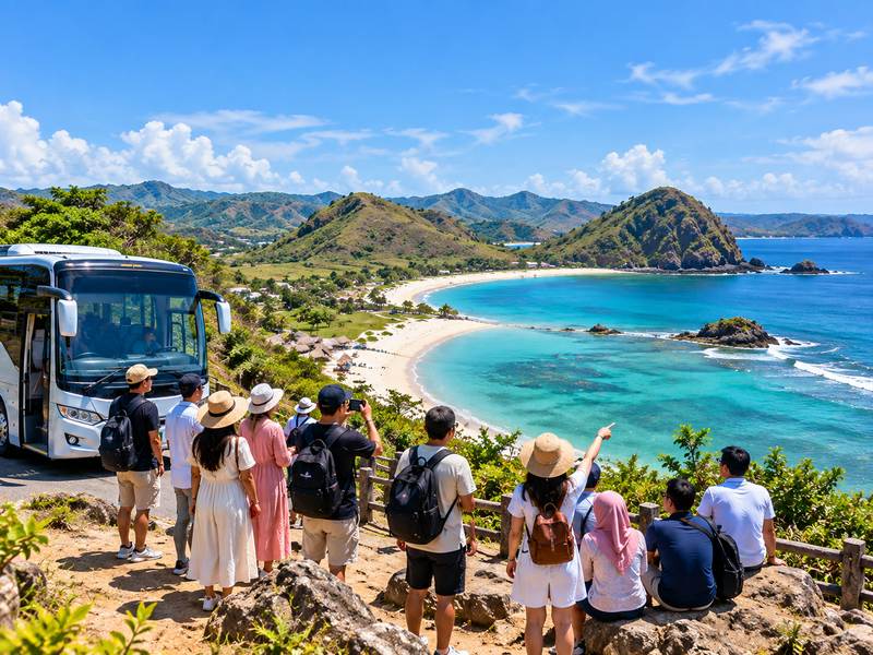 Rombongan wisata menikmati kawasan pantai Lombok selatan