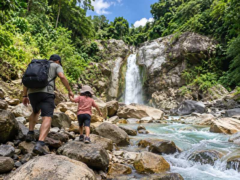 anak melewati jalur air terjun Mangku Sakti