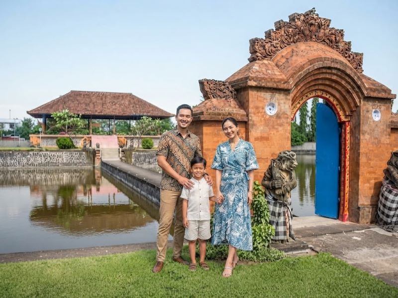 keluarga berfoto di taman mayura