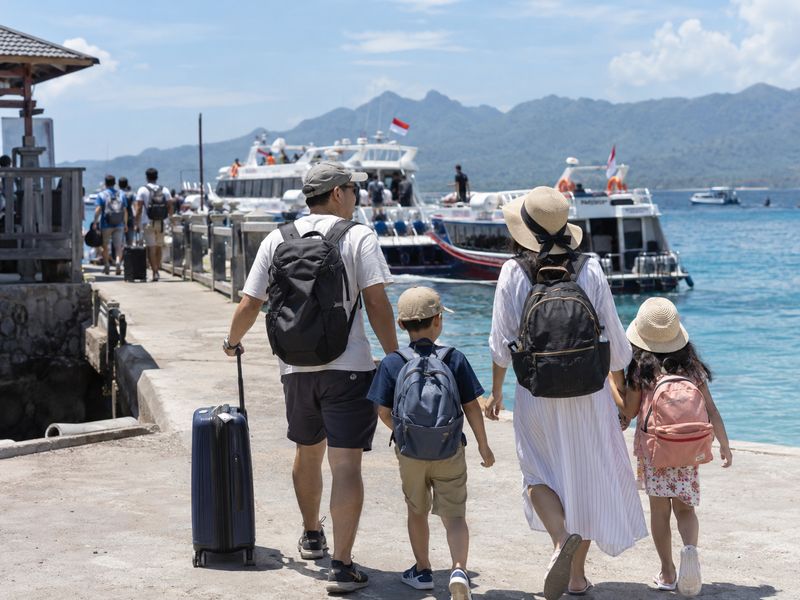 keluarga menuju pelabuhan sebelum menyeberang ke Gili Trawangan