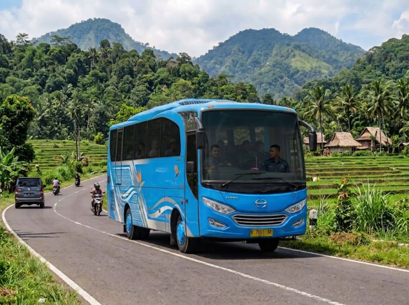 medium-bus-untuk-wisata-Lombok