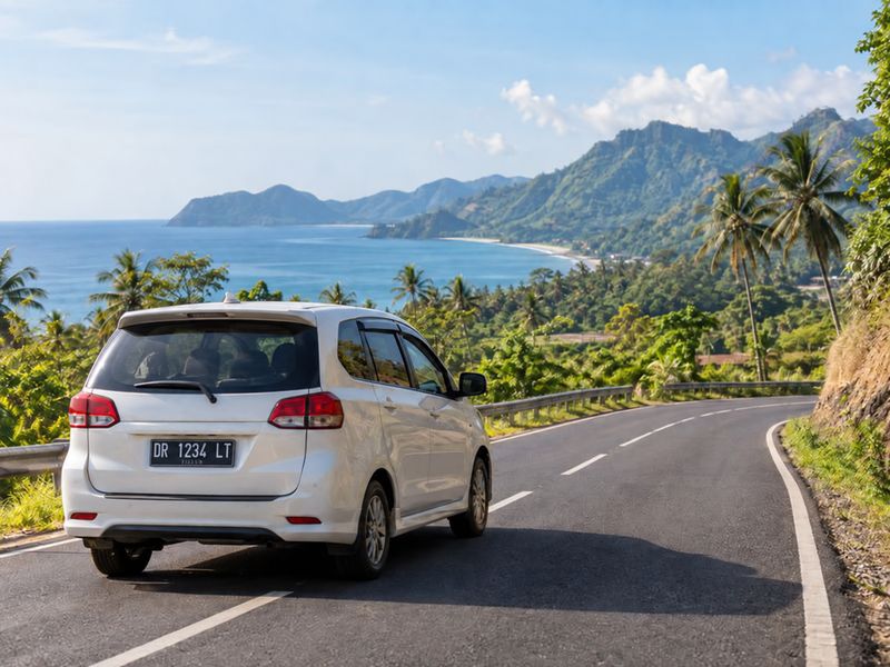 mobil keluarga untuk perjalanan menuju kawasan Lombok Utara