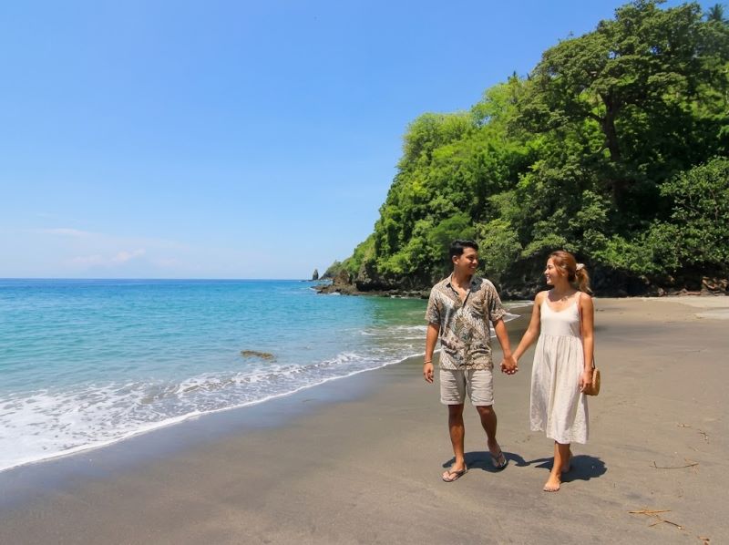 pasangan muda di pantai Malimbu