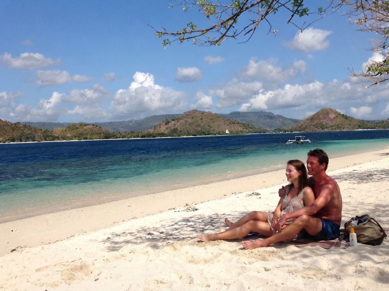 pasangan wisatawan sedang bersantai di Gili Layar
