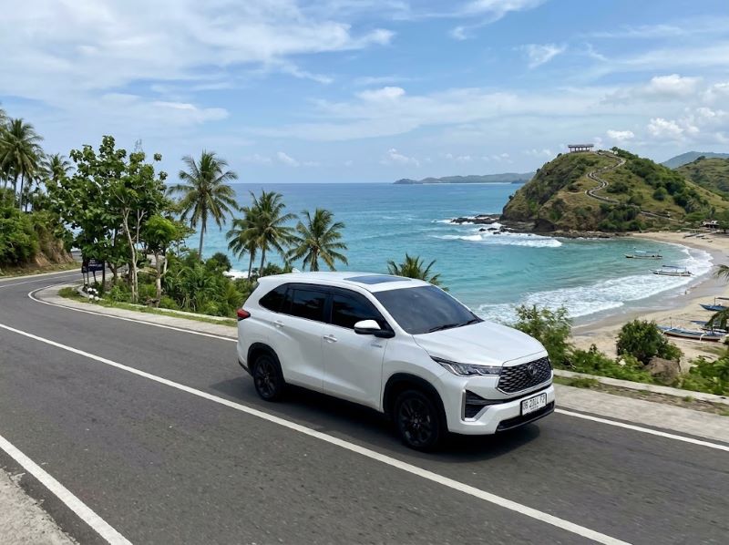 sewa Innova Zenix Hybrid Lombok