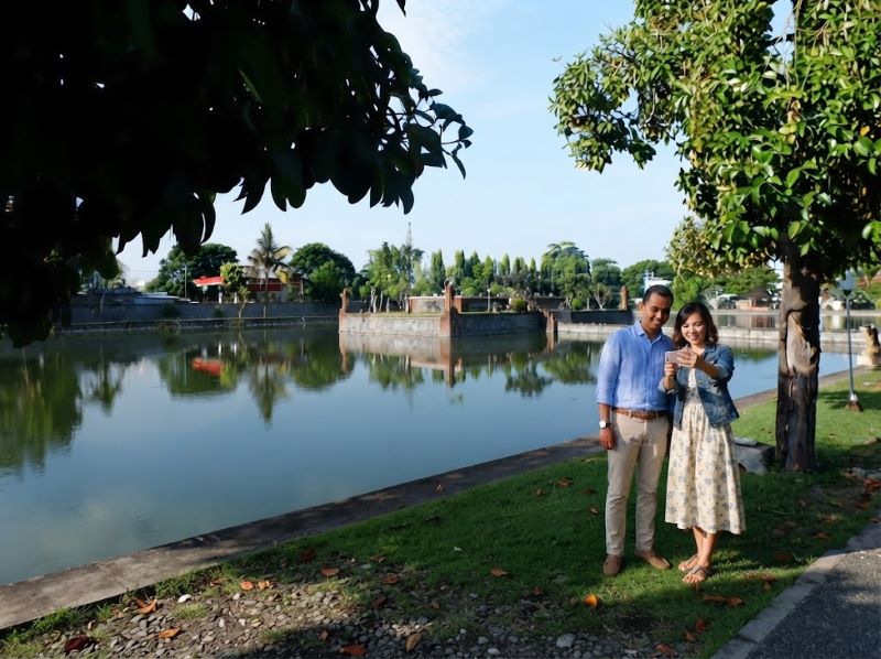 suami istri sedang di taman mayura