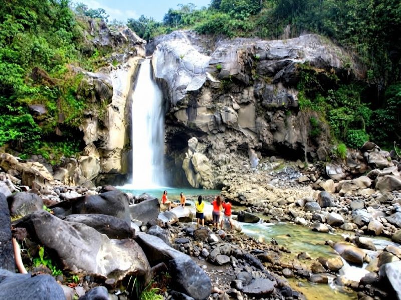 wisata Air terjun Mangku Sakti untuk keluarga
