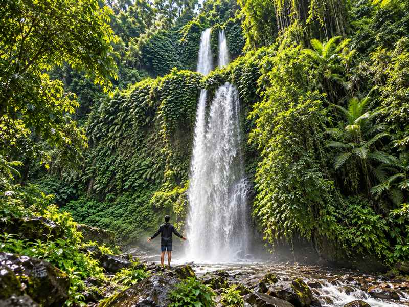 wisatawan menikmati air terjun sendang gile