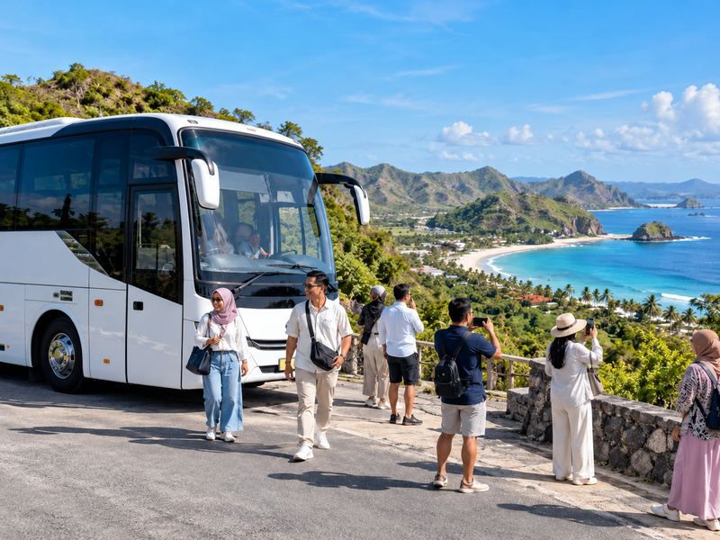 Bus rombongan wisata saat singgah di kawasan Kuta Mandalika