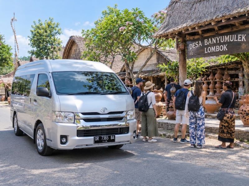 Hiace untuk rombongan wisata di Desa Banyumulek Lombok