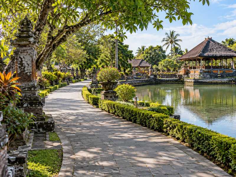 Jalur pejalan kaki di sekitar taman bersejarah Mayura Lombok