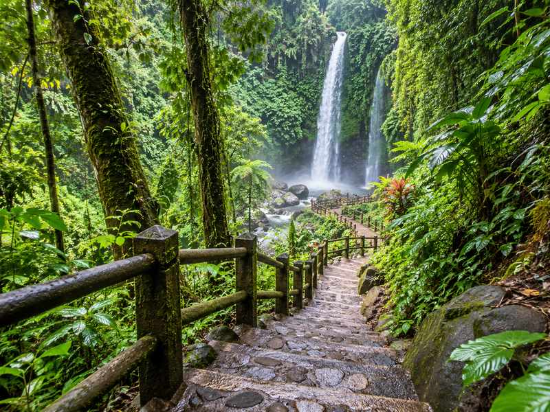 Jalur pejalan kaki menuju Air Terjun Sendang Gile di kawasan Senaru