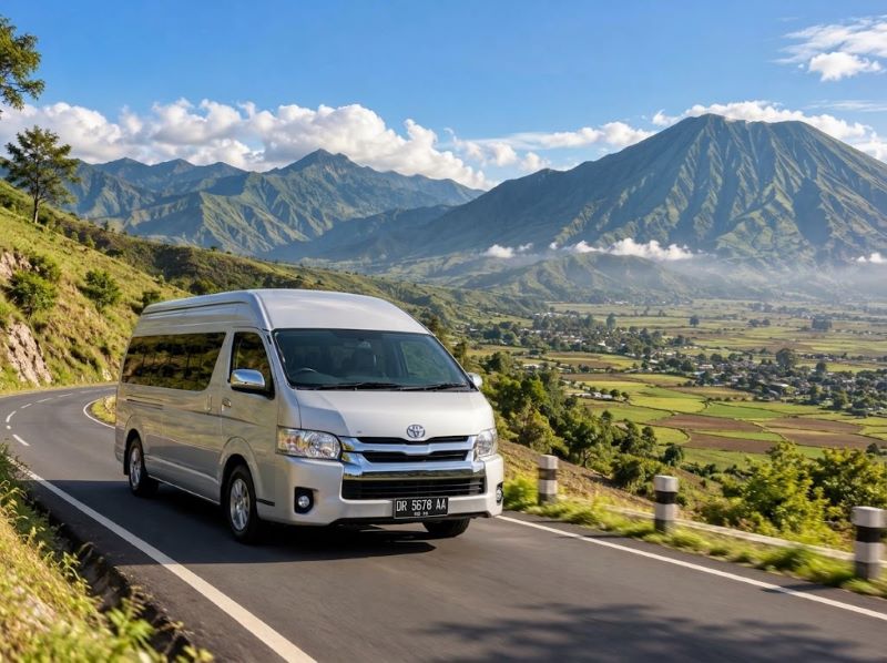 Kendaraan Hiace untuk rombongan wisata keluarga menuju Sembalun