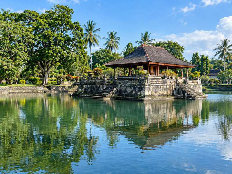 Kolam dan bangunan Bale Kambang di kawasan Taman Mayura Mataram
