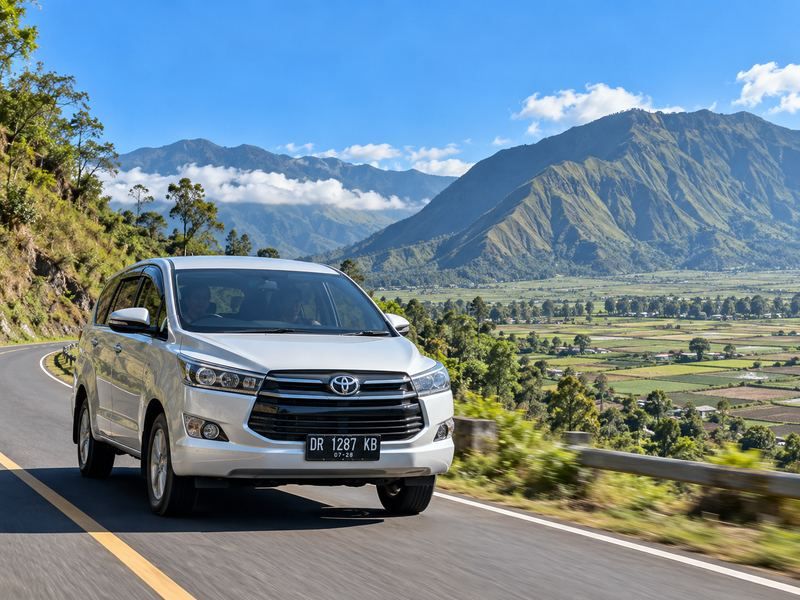 Mobil Innova untuk perjalanan keluarga menuju kawasan wisata Sembalun