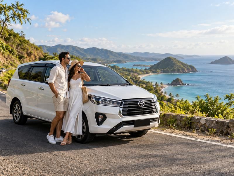 Mobil Innova untuk perjalanan pasangan menuju kawasan Sekotong