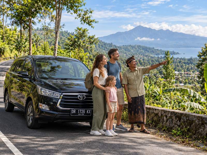 Mobil keluarga dengan driver lokal untuk perjalanan wisata Lombok