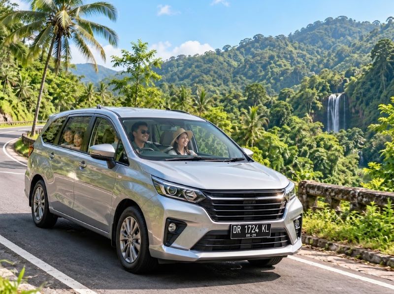 Mobil wisata keluarga untuk perjalanan menuju Benang Stokel