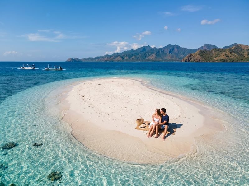 Pasangan menikmati suasana tenang di Gili Kapal Lombok
