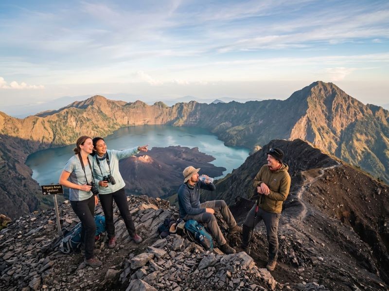 Pendaki menikmati pemandangan Gunung Rinjani dan Danau Segara Anak
