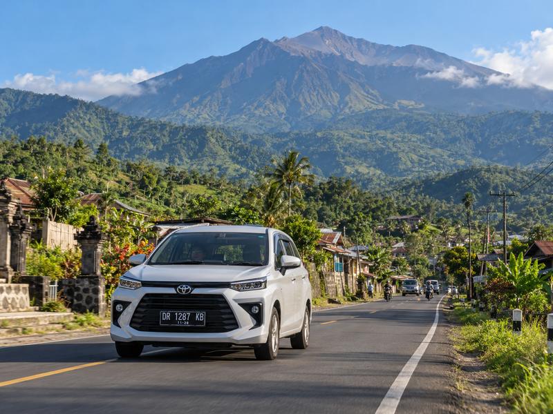 Perjalanan darat menuju area pendakian Rinjani di Lombok