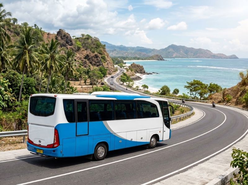 Perjalanan wisata keluarga menggunakan bus di Lombok