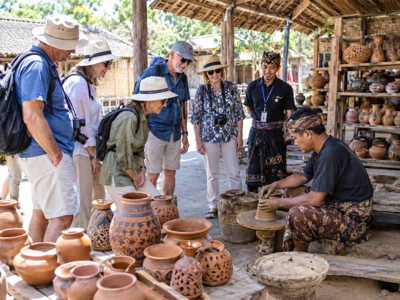 Rombongan wisata budaya mengunjungi sentra kerajinan gerabah di Lombok
