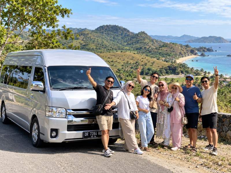 Rombongan wisata menggunakan Hiace untuk keliling Lombok