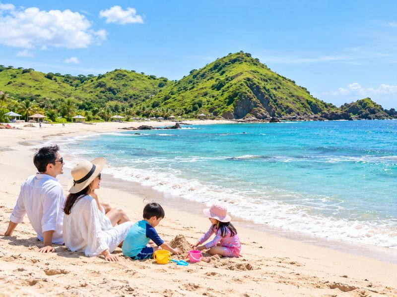 Suasana pesisir Pantai Seger Lombok untuk liburan bersama anak