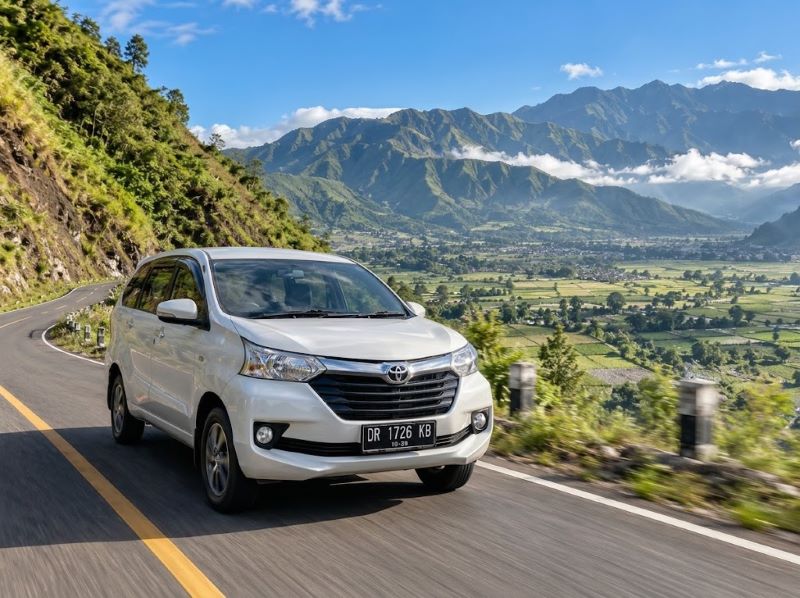 Toyota Avanza melintasi jalan pegunungan menuju Sembalun Lombok