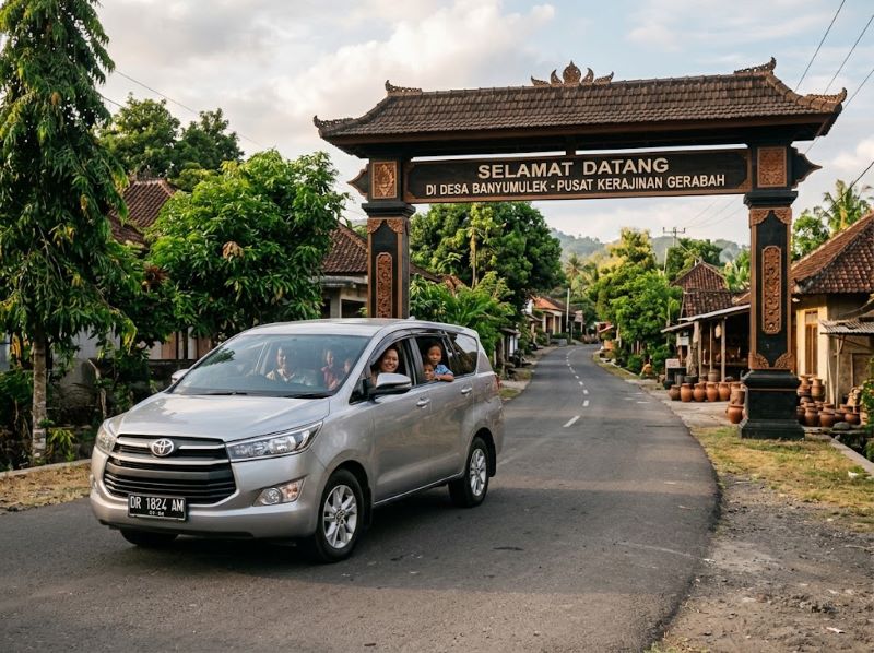 Toyota Innova untuk transportasi keluarga menuju Desa Banyumulek