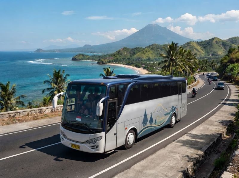 big bus membawa rombongan wisata di jalan utama Lombok