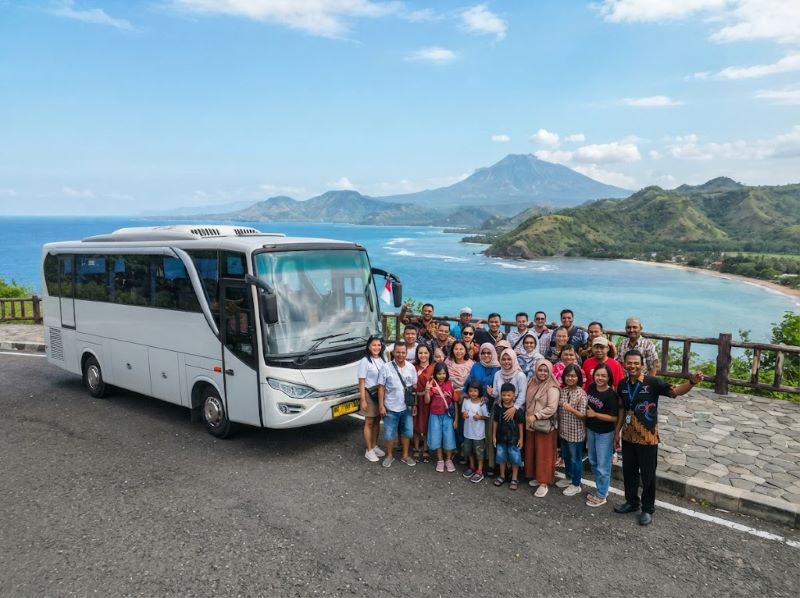 medium bus untuk rombongan trip wisata di Lombok